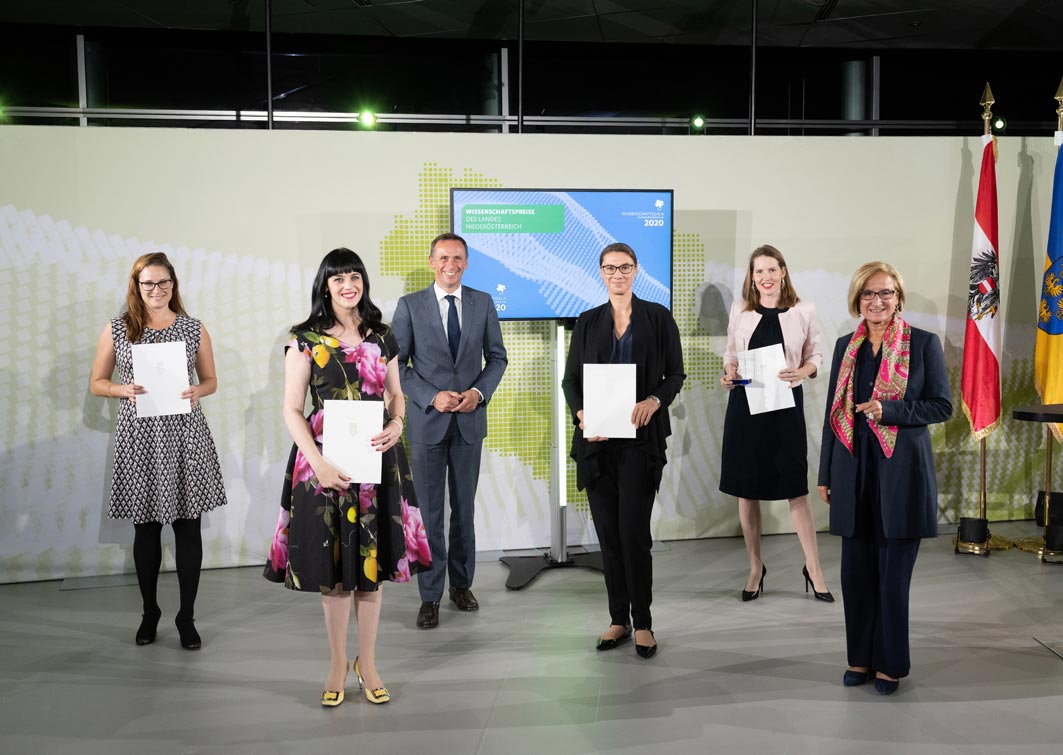 Award ceremony of the wissen schaf[f]t zukunft prize at the science gala on September 30 NLK Pfeiffer from left to right: Melissa Stouffer, Nicole Amberg, Landesrat Jochen Danninger, Lisa Cichocki, Angela Bitto-Nemling, State Governor Johanna Mikl-Leitner. © NLK Pfeiffer