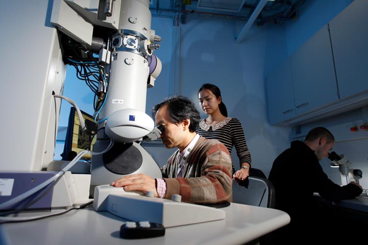 Photo of Ryuichi Shigemoto conducting electron microscopy at the IST Austria labs. © IST Austria / Reiner Riedler