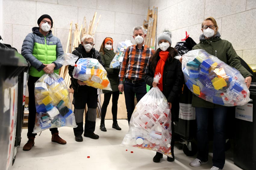 Die Forscherinnen und Forscher des IST Austria sammelten und verwerteten 150 kg Plastik für den guten Zweck (vlnr): Philipp Radler, Peter Machek (Vereinsobmann von "Helfen statt wegwerfen"), Nathalie Gruber, Geralt Giel, Nikola Čanigová und Ingrid de Vries.