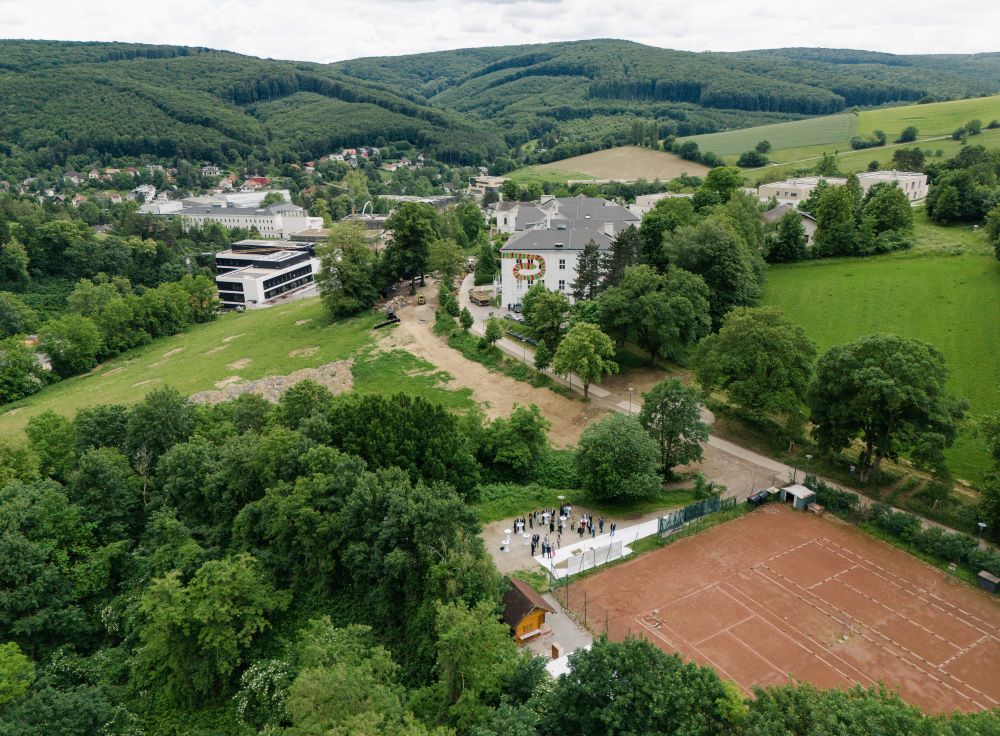 STA KiGa Spatenstich 1 Oben Links ISTA Campus Mit Moonstone Building. Mitte Museum Gugging. Rechts Unten Tennisplatz Und Spatenstich.