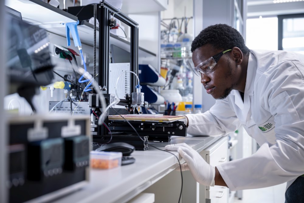 Abayomi Lawal bedient den 3D-Drucker.