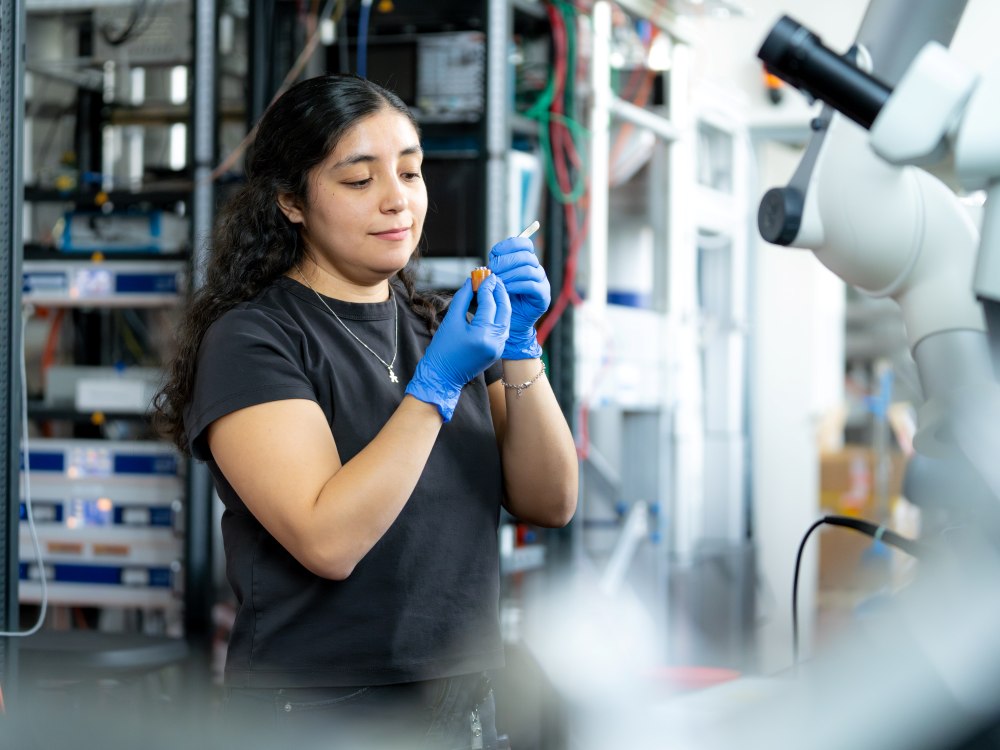 ISTA PhD student and first author Valeska Zambra inspects a sample.