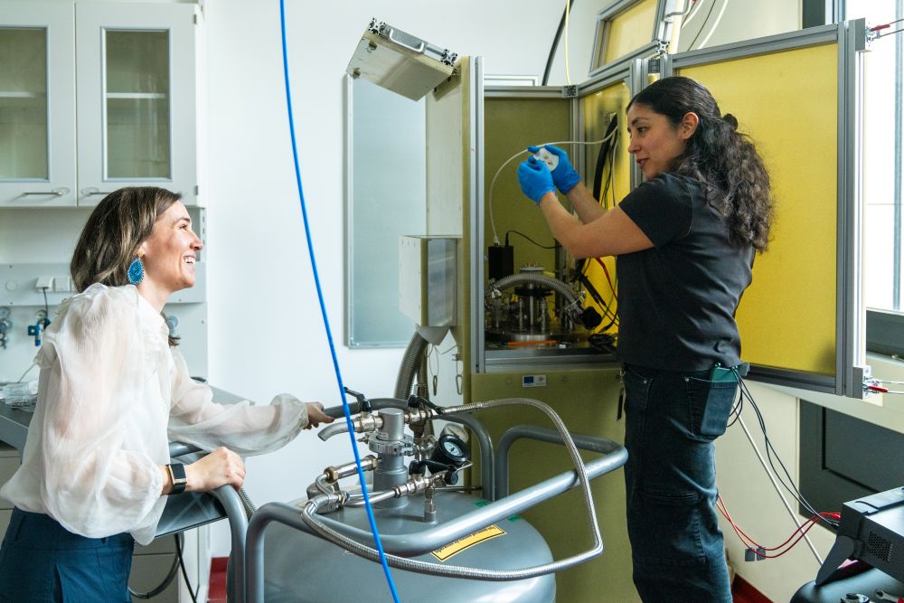 Using a new high‑field measurement technique, ISTA physicists have explained some of UTe2’s unusual properties. Their method is now being adopted at high‑field laboratories worldwide.