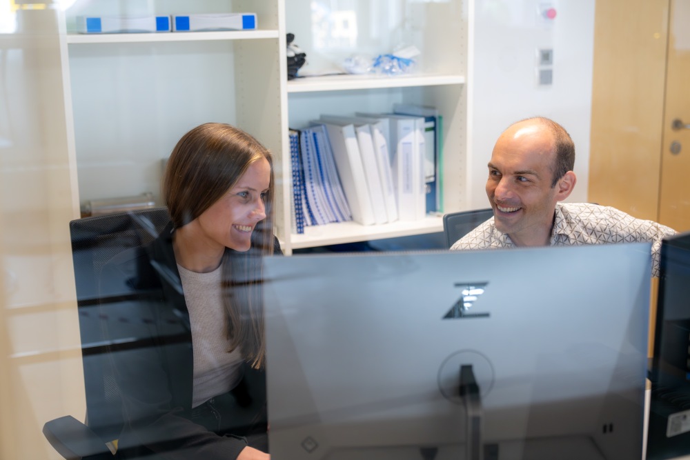 PhD student Lea Becker and professor Paul Schanda.