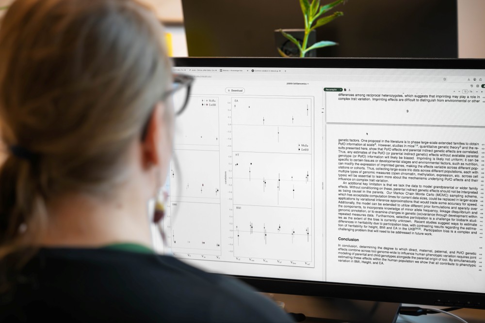 The study’s first author, Ilse Krätschmer, a postdoctoral researcher at ISTA, examines data.