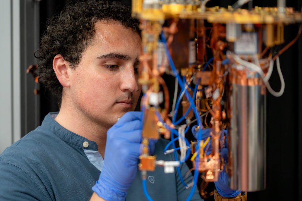 ISTA PhD student Alejandro Andrés-Juanes, in the lab.