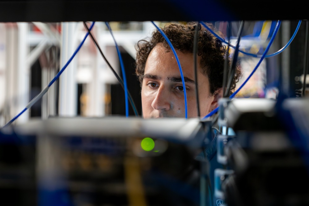 ISTA PhD student Alejandro Andrés-Juanes, in the lab.
